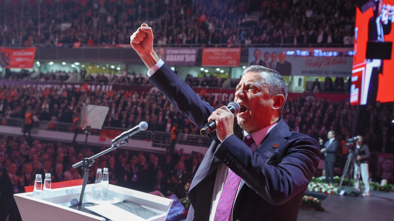Özgür Özel, Tüm Delegelerin Oyunu Alarak Genel Başkanlığa Seçildi