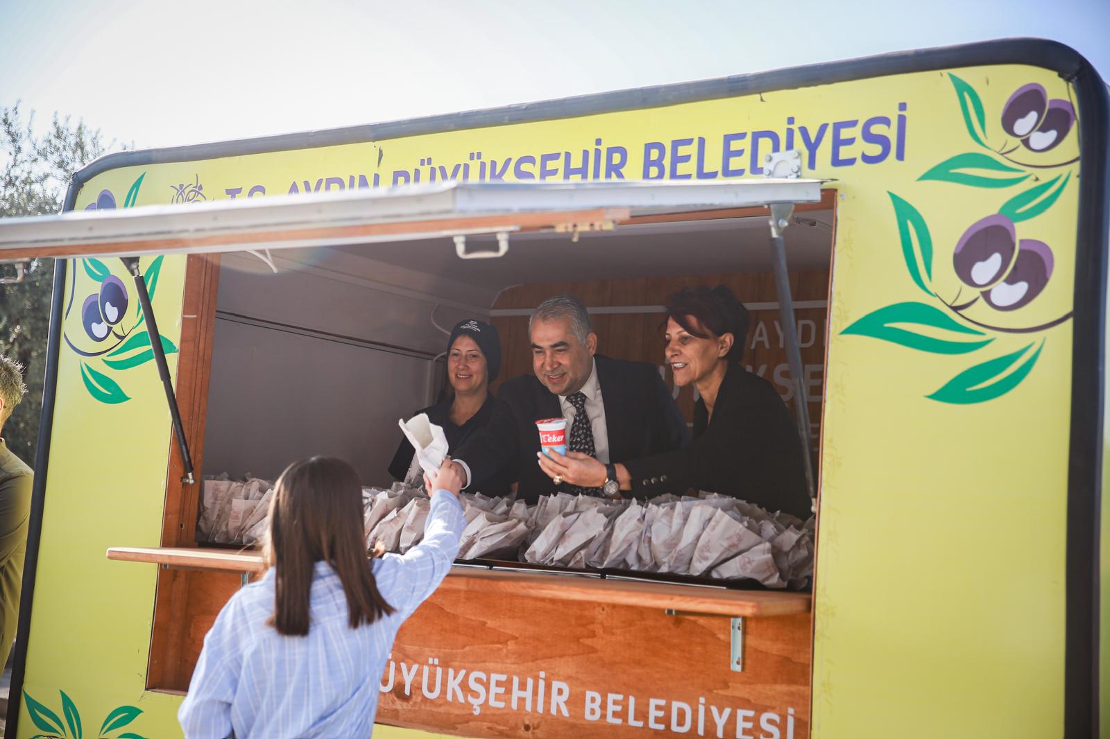ADÜ Rektörü Öğrencilere Simit ve Ayran İkram Etti!