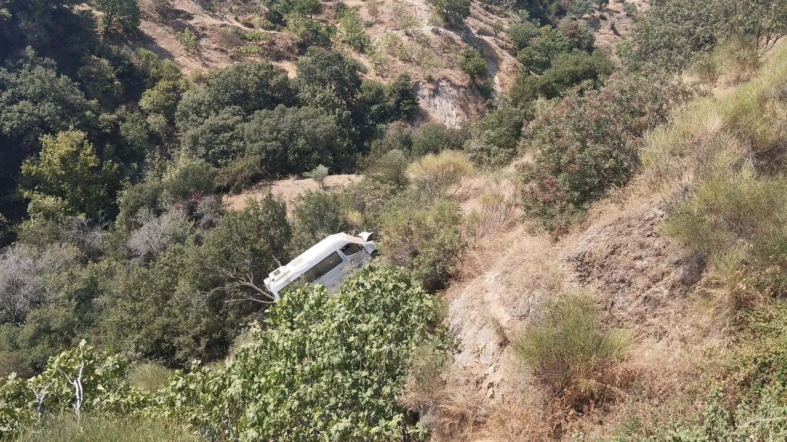 Öğrencileri Taşıyan Servis Araç Uçuruma Sürüklendi!