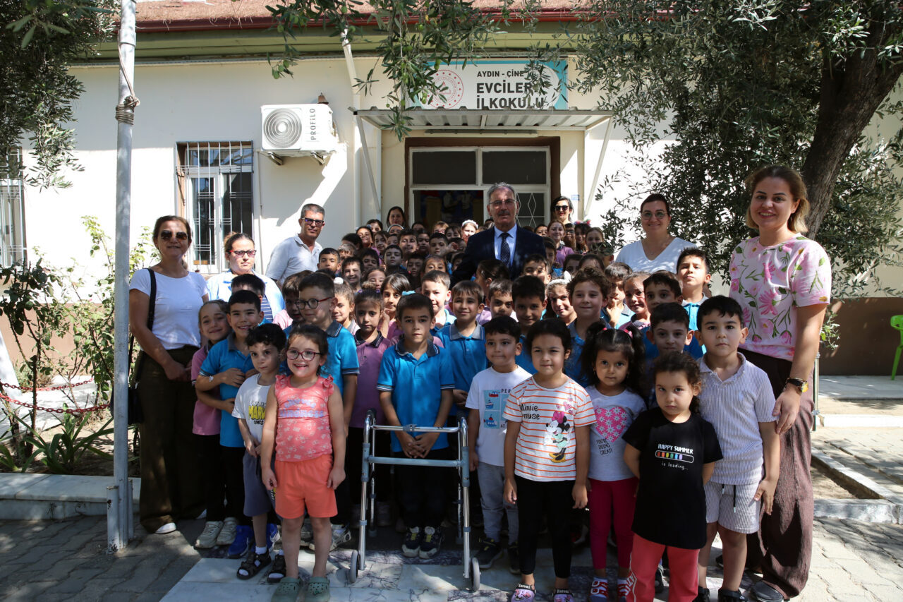 Fedakâr Öğretmen, Görev Yaptığı Okulu Kendi İmkânlarıyla Yeniliyor!