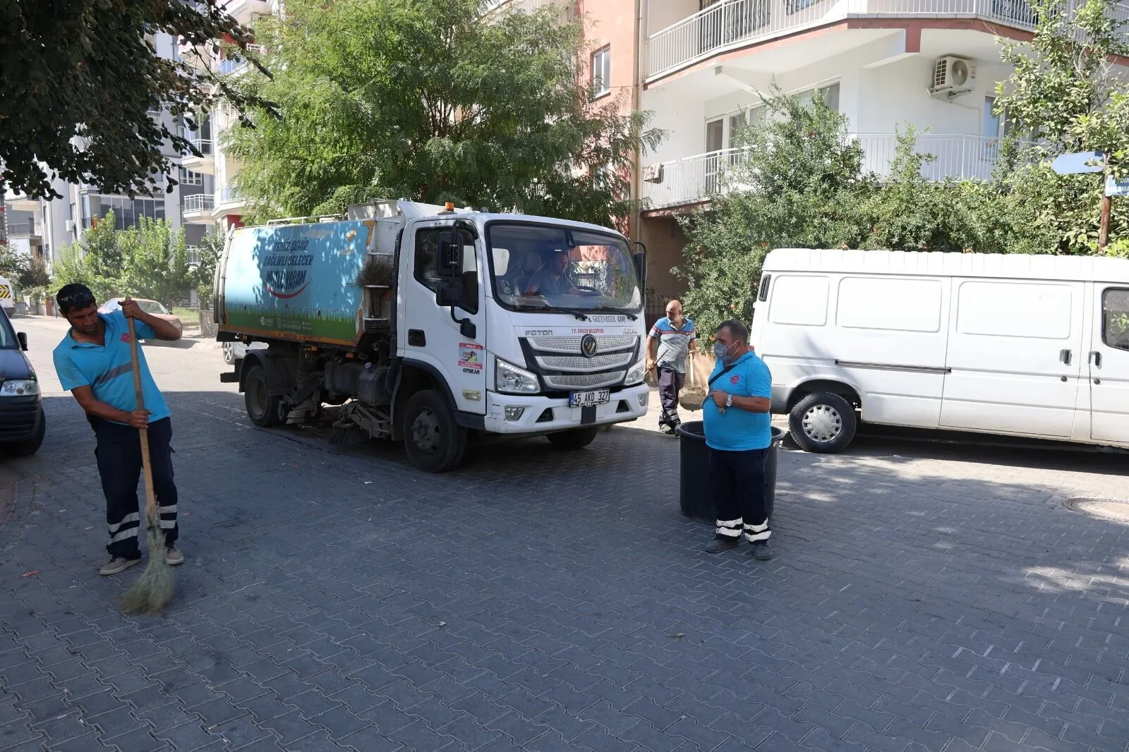 Efeler’in Sokakları Pırıl Pırıl: Temizlik Çalışmaları Sürüyor!