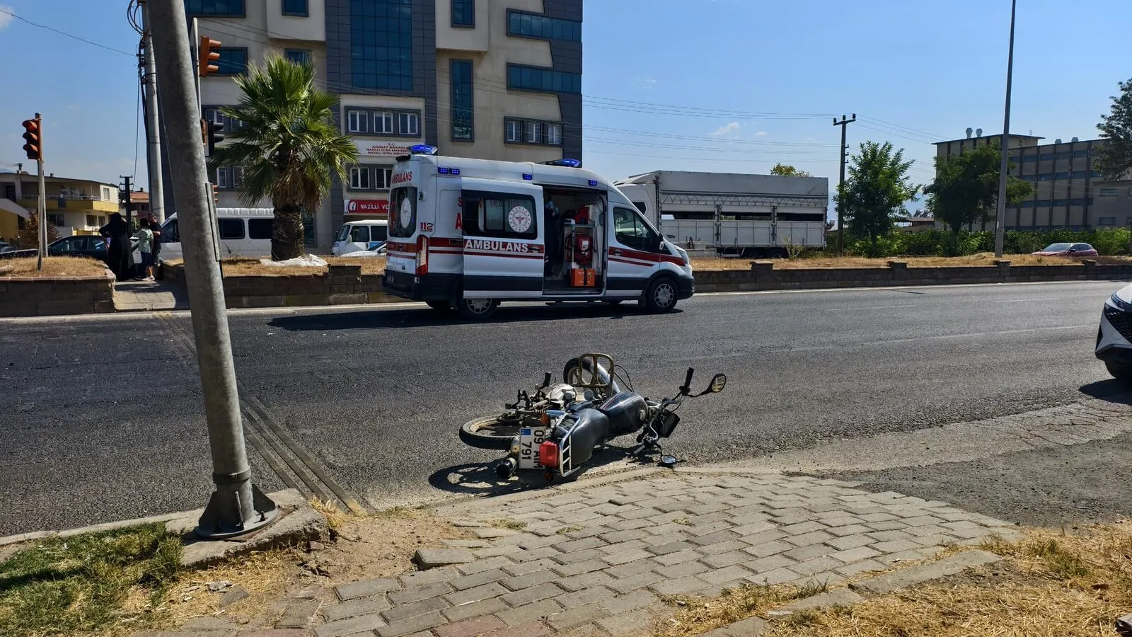 Kırmızıda geçmenin bedeli ağır oldu: Motosiklet kazası, 2 yaralı var!